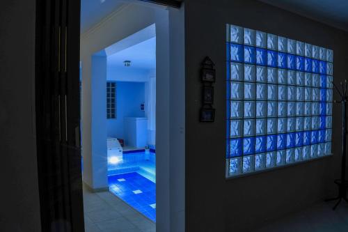 een gang met een zwembad in een huis bij Petronas Villa in Kariá