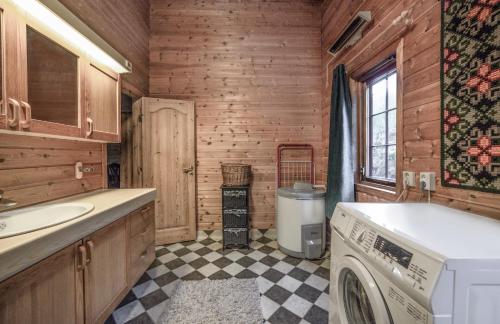 - une cuisine avec lave-linge et sèche-linge dans la chambre dans l'établissement Bungalow in Sirdal, à Tjørhom