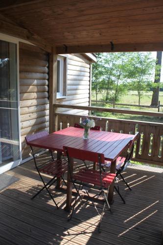 - une table de pique-nique sur la terrasse couverte d'une cabine dans l'établissement LE GAHOUN - Chalet, à Castets