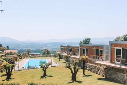 ein Bild einer Villa mit einem Pool in der Unterkunft MyStay - Bungalows in Quinta dos Sobrais in Valença