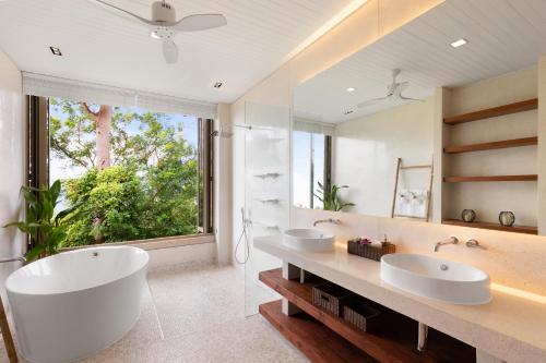 Bilik mandi di Baan Sang at Five Islands Estate - Private Luxury Retreat
