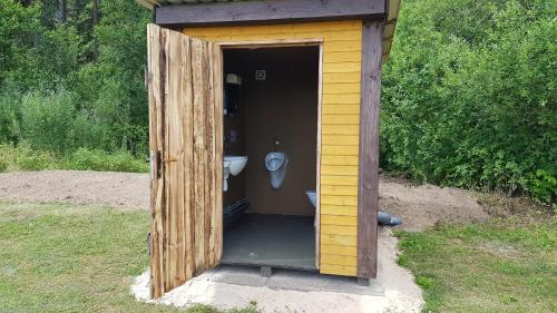 Ένα μπάνιο στο SP camping Spāres Prieduļi