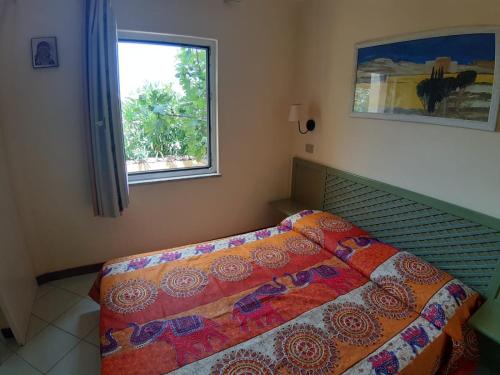 Postel nebo postele na pokoji v ubytování Appartamento panoramico Calarossa Sardegna