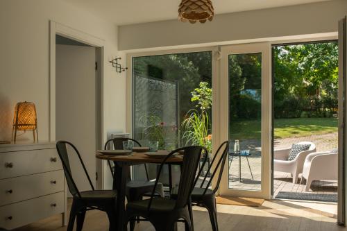 a dining room with a table and chairs at Apartamenty Na Klifie Przystań 18 Chłapowo in Władysławowo