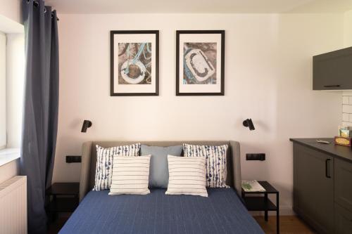 a bedroom with a bed with three pillows on it at Apartamenty Na Klifie Przystań 18 Chłapowo in Władysławowo