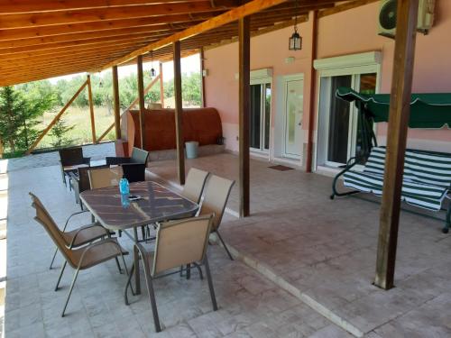 Gallery image of Maria Lemoni swimming pool apartment in Nea Skioni