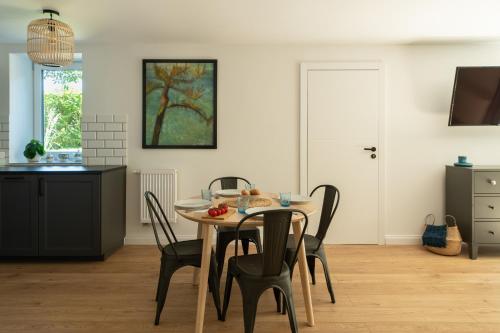 a dining room table and chairs in a kitchen at Apartamenty Na Klifie Przystań 18 Chłapowo in Władysławowo