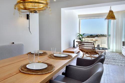 una sala da pranzo con tavolo e sedie e vista di Apartamento Boavista - Sea View ad Albufeira