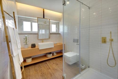 a bathroom with a sink and a toilet and a shower at Apartamento Boavista - Sea View in Albufeira