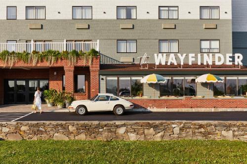 een auto geparkeerd voor een May Inn bij Wayfinder Newport in Newport