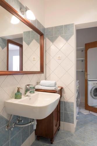 a bathroom with a sink and a mirror at Komfort Apartma ob Parenzani - Paremzana Confort Apartment in Izola