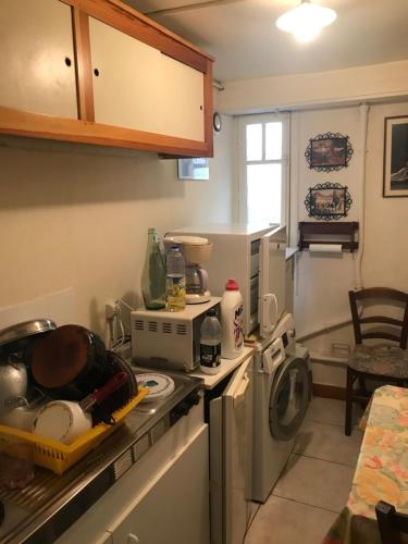 a kitchen with a stove and a washing machine at Hébergements à La Rive, Accueil ouvert tous les jours jusqu'à 20h00 dernier délai, depuis 30 ans ! Réserver ici svp ! Merci ! Aucun règlement à distance accepté, Paiement par CB, Espèces, Chèque ou Chèques-Vacances impérativement à la remise des clefs ! in Amélie-les-Bains-Palalda