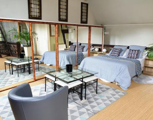 プロヴァンにあるロイヤル ヒューバートのベッドルーム1室(ベッド2台、テーブル、椅子付)