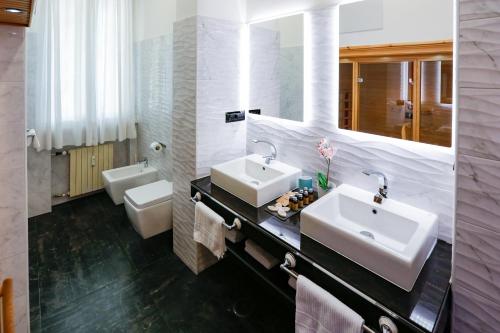 Un baño de Escape Luxury Suite - CA Domus Collection
