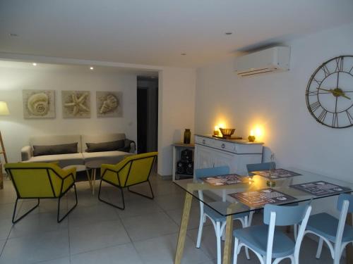 a living room with a table and chairs and a couch at LUVA d'Azur, Rez de villa LE RIOU - LE VALLON in Le Bar-sur-Loup