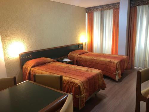 Tempat tidur dalam kamar di Duomo Park Hotel