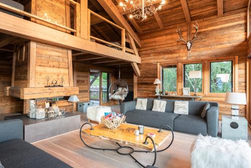 un salon avec un canapé et une table dans l'établissement Chalet Louis, aux Gets