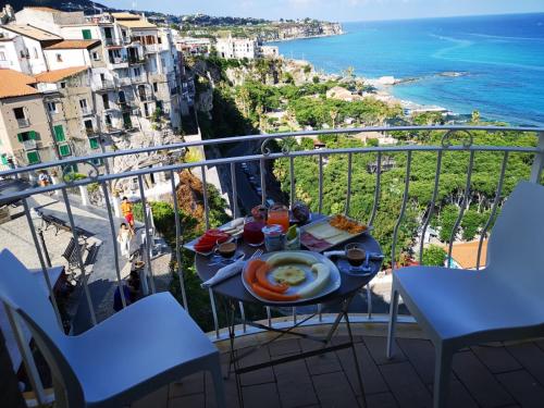 una mesa de desayuno con vistas a la costa de Amalfi en Sunset Tropea, en Tropea