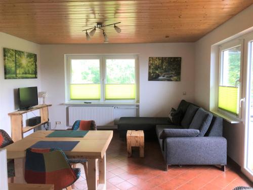 sala de estar con sofá y mesa en Landhaus Valentin, en Triberg