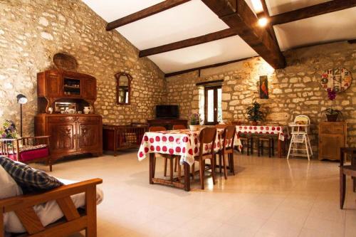 comedor con mesa y sillas en un edificio en CHEZ SIMONE, en Senouillac