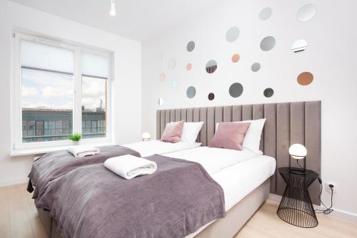 - une chambre avec un grand lit et une fenêtre dans l'établissement Apartamenty Rajska 8 - Gdańsk Stare Miasto by Renters, à Gdańsk