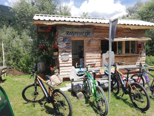 un grupo de bicicletas estacionadas frente a una cabaña en Haus Elvira, en Sankt Stefan an der Gail