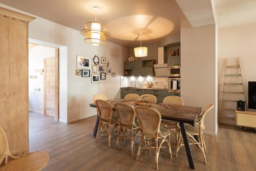 une salle à manger et une cuisine avec une table et des chaises dans l'établissement Appartement A Travers Champs avec Sauna et Parking, à Colmar