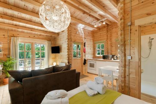 The Lodge with hot tub في ميدستون: غرفة معيشة مع أريكة ومطبخ