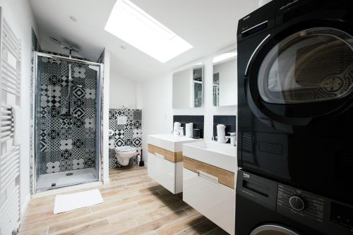 een badkamer met een douche en een magnetron bij Appartement spacieux et lumineux avec climatisation et belle hauteur sous plafond - Halle 2EME in Castillon-la-Bataille
