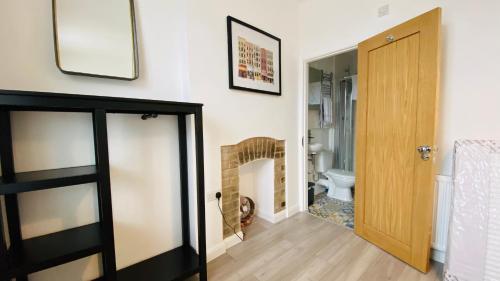 um quarto com uma porta e uma casa de banho com lareira em Second Nest Ramsgate em Ramsgate