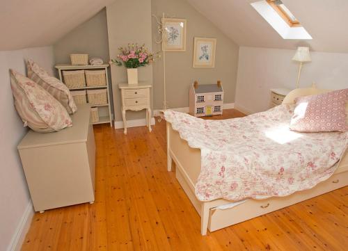 1 dormitorio con 1 cama y suelo de madera en Brittas Bay Park No 12 by Trident Holiday Homes en Brittas Bay