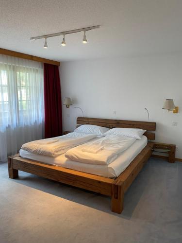 ツェルマットにあるHaus Aresのベッドルーム1室(木製ベッド1台付)