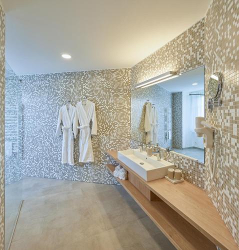 a bathroom with a sink and a mosaic wall at Schloss Weinberg in Kefermarkt