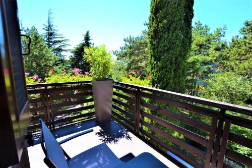 a balcony with a table and a vase on a fence at Triestè59 B&B in Trieste