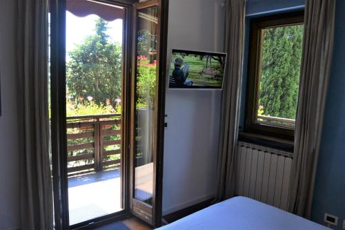 a room with a glass door and a window at Triestè59 B&B in Trieste