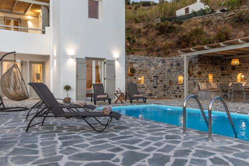 une terrasse avec une chaise et une piscine dans l'établissement Pleiades Villas Naxos, à Agkidia