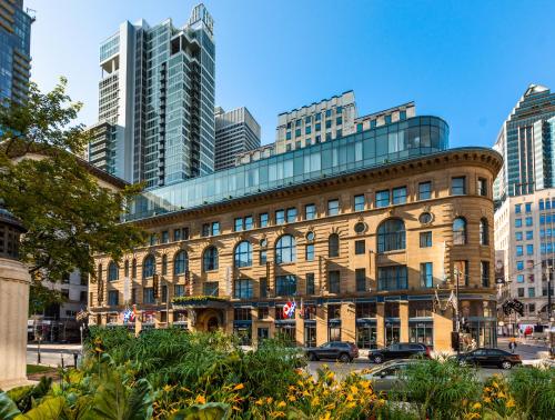 un edificio en una ciudad con edificios altos en Hôtel Birks Montréal, en Montreal