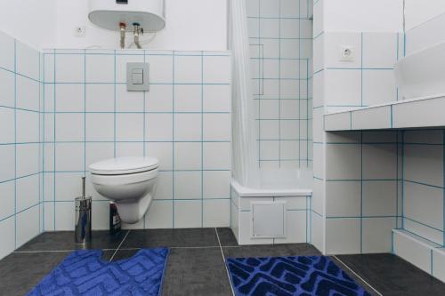 uma casa de banho com um WC e uma banheira em loft Apartmen em Sumy