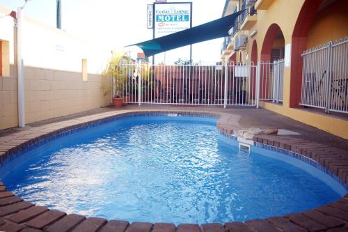 - une piscine au milieu d'un bâtiment dans l'établissement Cedar Lodge Motel, à Townsville