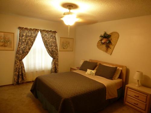 1 dormitorio con cama y ventana en The Florida Pad en Kissimmee