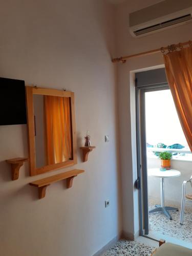 TV a/nebo společenská místnost v ubytování Kritikos Rooms