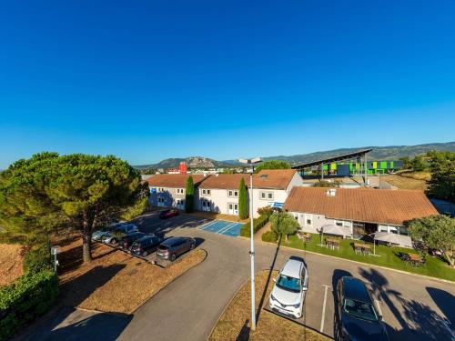 an overhead view of a parking lot with cars parked at Noemys Valence Nord - hotel restaurant in Bourg-lès-Valence