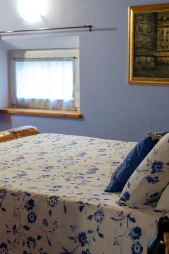 a bedroom with a bed with a blue and white pattern at Al Sasseto B&B in Montagnana