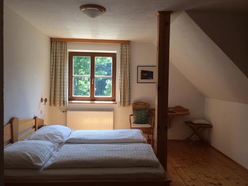 Кровать или кровати в номере Koschak Wirt & Weinbauer