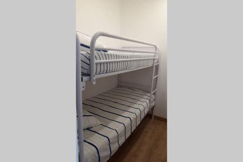 Bunk bed o mga bunk bed sa kuwarto sa Bel Appartement 11 au rez chaussée vue mer au Maeva