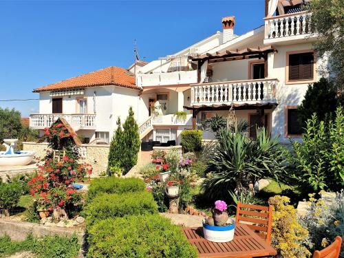Κήπος έξω από το Apartments Katičin