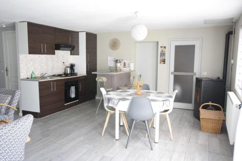 eine Küche und ein Esszimmer mit einem Tisch und Stühlen in der Unterkunft Spa Apartment in Saint-Maurice