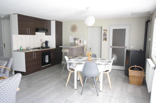 Saint-MauriceにあるSpa Apartmentのテーブルと椅子のあるキッチンとダイニングルーム
