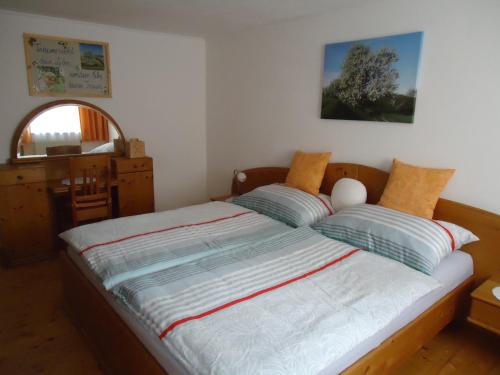 1 dormitorio con 1 cama grande y ventana en Ferienhaus am Jakobsweg en Artstetten