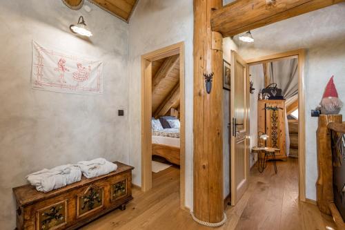 Postel nebo postele na pokoji v ubytování KRALJICA ŠUME - Divjake Log Home